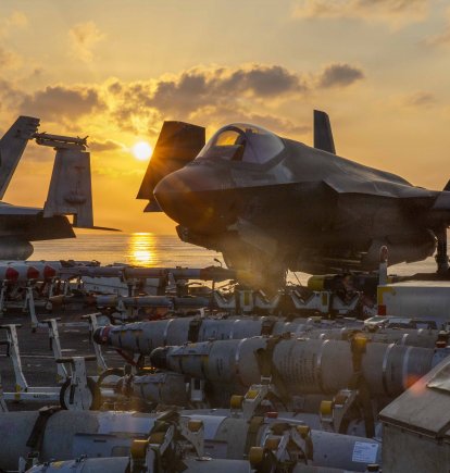 Un F-35C Lightning II, adscrito al Escuadrón de Ataque de Cazas de la Marina (VMFA) 314, se prepara para operaciones de vuelo en la cubierta de vuelo del portaaviones clase Nimitz USS Abraham Lincoln (CVN 72) en apoyo de la Operación Epic Fury, el 3 de marzo de 2026. (Foto de la Marina de los Estados Unidos)