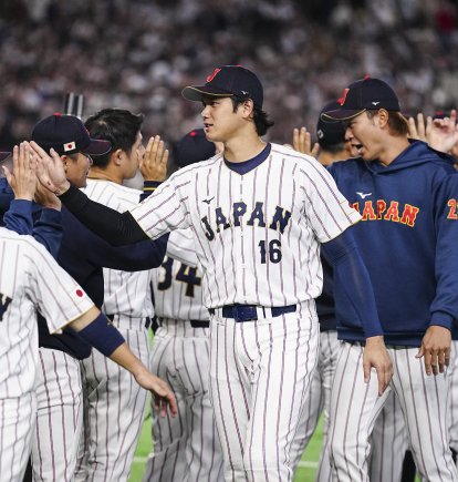 Los jugadores de Japón celebran su victoria durante el WBC