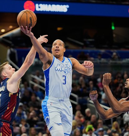 Desmond Bane, de los Orlando Magic, anota frente a los Cleveland Cavaliers