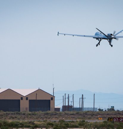 Un MQ-9 Reaper perteneciente al 9.º Escuadrón de Ataque sobrevuela la Base Aérea Holloman, Nuevo México, el 27 de agosto de 2025. Holloman continúa a la vanguardia de la superioridad aérea mediante el entrenamiento continuo en aeronaves pilotadas a distancia para personal de la Fuerza Aérea estadounidense y de naciones aliadas. (Foto de la Fuerza Aérea de EE. UU. por el aviador de primera clase Ryan Witkop)
