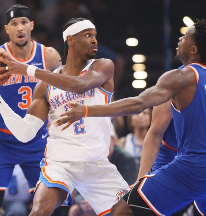 Shai Gilgeous-Alexander (Thunder), defendido por Og Anunoby y Josh Hart (Knicks)