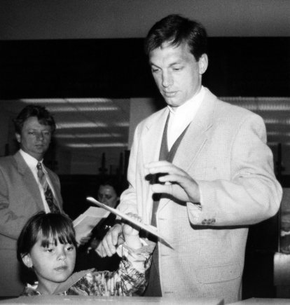 Viktor Orbán depositando su voto en la primera vuelta de las elecciones generales húngaras de 1994.