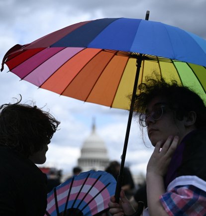 Personas asisten a una manifestación por el Día de la Visibilidad Trans en Washington