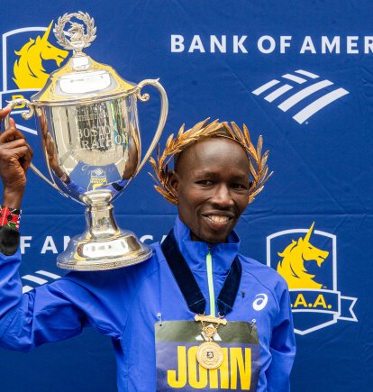 El atleta keniata John Korir celebra su victoria en el maratón de Boston 2026