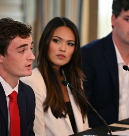 El periodista Nick Shirley habla durante una mesa redonda sobre Antifa