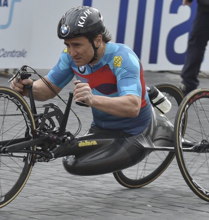 (ARCHIVO) El ex piloto de carreras y ciclista paralímpico italiano Alex Zanardi participa en la 23.ª Maratón de Roma el 2 de abril de 2017. Alex Zanardi, el piloto de carreras italiano que se convirtió en campeón paralímpico de ciclismo tras perder ambas piernas en un accidente, ha fallecido a los 59 años, según anunció su familia el 2 de mayo de 2026. Zanardi, uno de los deportistas más queridos y respetados de su país, a quien se le atribuye haber contribuido a transformar la percepción de la discapacidad en Italia, falleció en la tarde del 1 de mayo. (Foto de Andreas SOLARO / AFP)