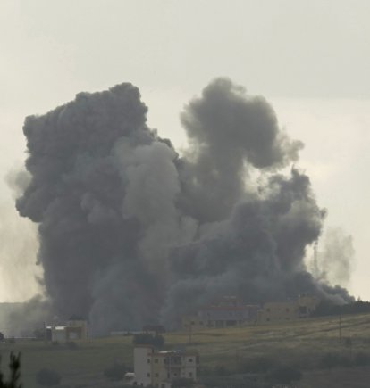 El humo se eleva desde el lugar de un ataque aéreo israelí (Archivo)