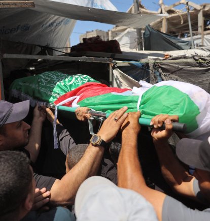 Hombres portan el cuerpo de Ezzedine Al-Haddad, el líder de las Brigadas Qassam, brazo armado del movimiento palestino Hamás