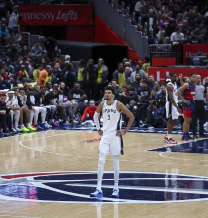 10 de febrero de 2025, Washington, Distrito de Columbia, EE. UU.: VICTOR WEMBANYAMA, con el dorsal n.º 1 de los San Antonio Spurs, observa el partido contra los Washington Wizards en el Capital One Arena. (Crédito de la imagen: © Sabina Shysh/ZUMA Press Wire)