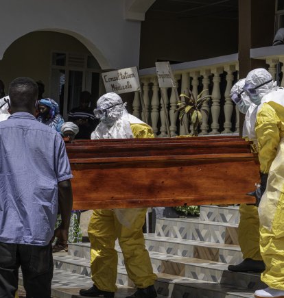 El ataúd de un fallecido por ébola es subido a una camioneta en RD Congo (Archivo)