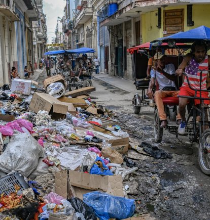 Las personas conviven con montones de basura en medio de la ciudad de La Habana (Archivo)