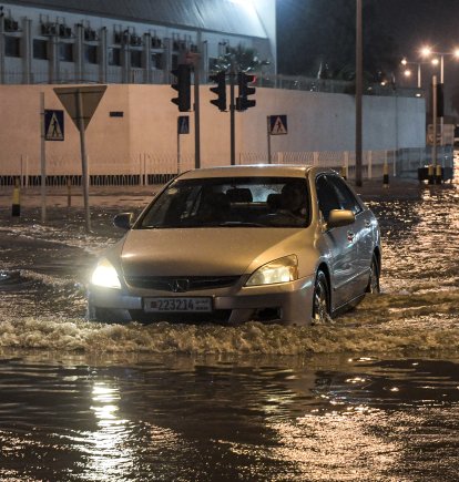 Un vehículo transita una calle inundada (Imagen de archivo)
