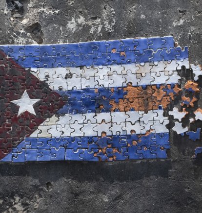 Un mosaico de la bandera cubana deshecha por el tiempo (Archivo)