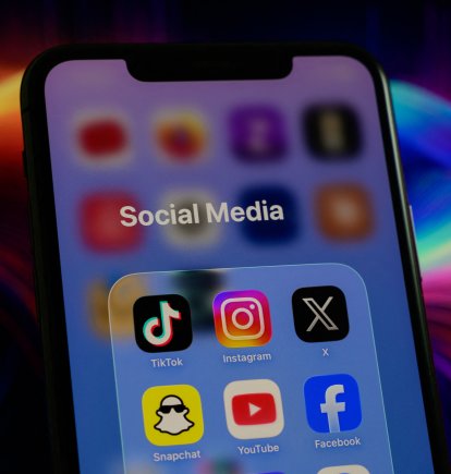 Un celular con aplicaciones de redes sociales, como TikTok, Instagram, X y Snapchat, entre otras (Archivo)