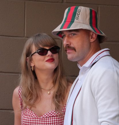 La cantante y compositora estadounidense Taylor Swift y el jugador de fútbol americano de la NFL Travis Kelce