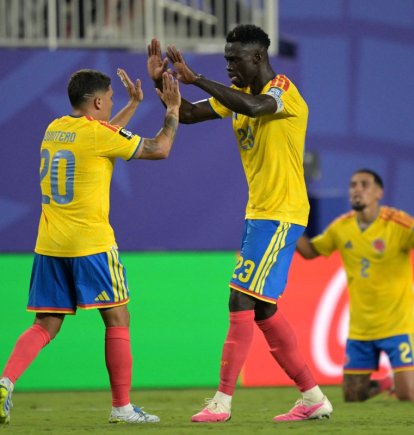 Juanfer Quintero y Davinson Sánchez celebran el triunfo colombiano