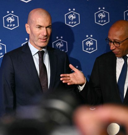 El presidente de la Federación Francesa de Fútbol (FFF), Philippe Diallo (derecha), gesticula junto al exfutbolista internacional francés Zinedine Zidane (izquierda) mientras posan tras una rueda de prensa para presentarlo como nuevo seleccionador de la selección francesa de fútbol en la sede de la Federación Francesa de Fútbol (FFF) en París, el 28 de julio de 2026. El excentrocampista francés, que ganó el Mundial de 1998 y la Eurocopa de 2000 como jugador, ha sido nombrado seleccionador de la selección francesa, sucediendo a Didier Deschamps, según ha anunciado la Federación Francesa de Fútbol (FFF). Zidane toma el relevo de su antiguo compañero de equipo Deschamps, que llevaba al frente del equipo desde 2012; el mandato de Deschamps concluyó con un cuarto puesto en el Mundial de 2026, tras la conquista del título en 2018 y una presencia en la final en 2022.