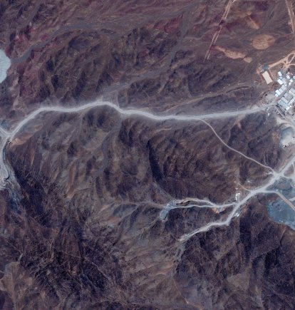 Esta imagen de satélite, facilitada por Vantor, muestra una vista general del complejo de túneles de la montaña Pickaxe, situado junto a la instalación nuclear de Natanz, cerca de Natanz, en la provincia de Isfahán, en el centro de Irán, el 30 de junio de 2026. Los enviados estadounidenses Steve Witkoff y Jared Kushner, asesor y yerno del presidente de EE. UU., Donald Trump, se reunieron con mediadores qataríes el 30 de junio de 2026 en Doha para debatir las negociaciones con Irán, según informó el Estado del Golfo, después de que Teherán y Washington acordaran este mes un memorando de entendimiento para poner fin a la guerra en Oriente Medio.