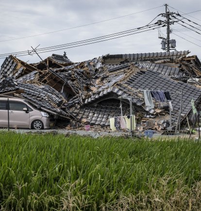 En la imagen se ve una casa derrumbada sobre un coche en Hikawa, en la prefectura de Kumamoto, el 30 de julio de 2026, tras el terremoto que sacudió la zona. El centro comercial Aeon de Kumamoto acababa de reabrir sus puertas en junio, reluciente, más resistente y seguro gracias a las últimas reformas realizadas tras los terremotos de 2016, con la promesa de ser un lugar donde las generaciones pudieran «compartir sonrisas». Sin embargo, a pesar de las exhaustivas obras de refuerzo realizadas en las instalaciones, que sufrieron graves daños hace una década, una explosión provocada por un nuevo terremoto el 28 de julio en la región suroeste de Japón las ha dejado en ruinas.