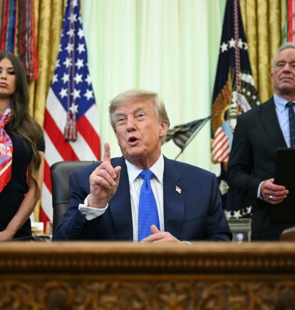 Donald Trump habla tras firmar una orden ejecutiva que exige más investigación y flexibilidad en materia de vacunas, este 10 de agosto.
