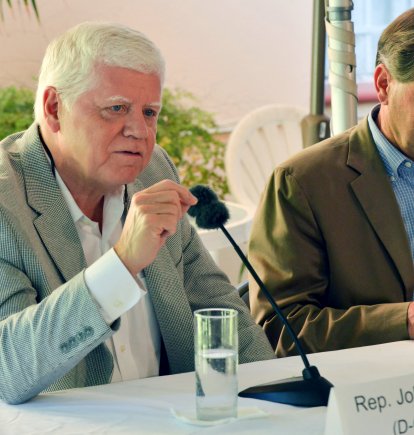 El representante John Larson, el 27 de mayo de 2015 en La Habana.