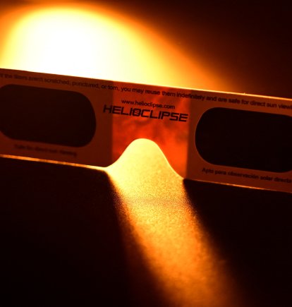 Unas gafas especiales para ver el eclipse solar (Archivo)