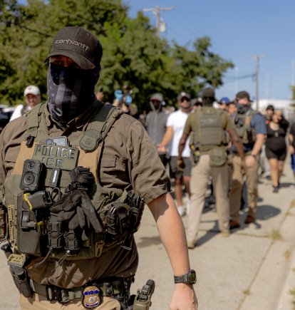 Agentes del ICE se enfrentan a manifestantes después de que dañaran un vehículo mientras intentaban detener a una persona en Chicago, el 24 de agosto de 2026.