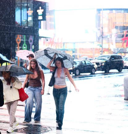 Personas caminan bajo la lluvia en Nueva York