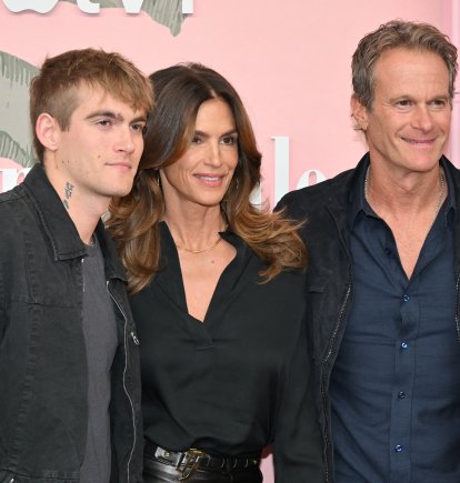 (De derecha a izquierda) El empresario estadounidense Rande Gerber, la modelo y actriz estadounidense Cindy Crawford y su hijo, el modelo estadounidense Presley Walker Gerber, asisten al estreno de la serie «Palm Royale» de Apple TV+ en el Samuel Goldwyn Theatre de Beverly Hills, California, el 14 de marzo de 2024.