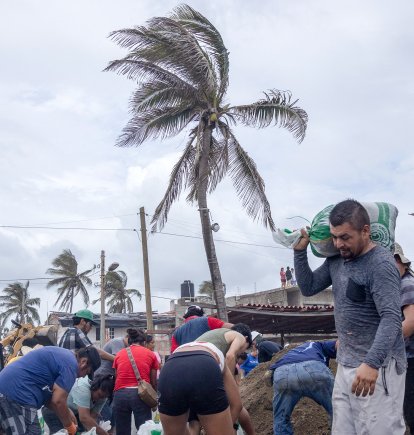 Los vecinos colocan sacos de arena como barrera protectora contra las fuertes olas generadas por el huracán Polo en Playa Azul, en Lázaro Cárdenas, estado de Michoacán (México), el 24 de septiembre de 2026. El huracán Polo alcanzó la categoría máxima el 22 de septiembre en el Pacífico mexicano; aunque no se prevé que toque tierra, sí se esperan fuertes lluvias. Polo pasó de la categoría 1 a la categoría 5 en la escala de Saffir-Simpson en menos de 24 horas.