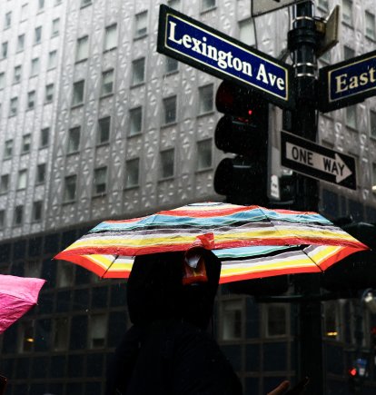 Varias personas caminan bajo la lluvia cerca de la terminal Grand Central en Nueva York