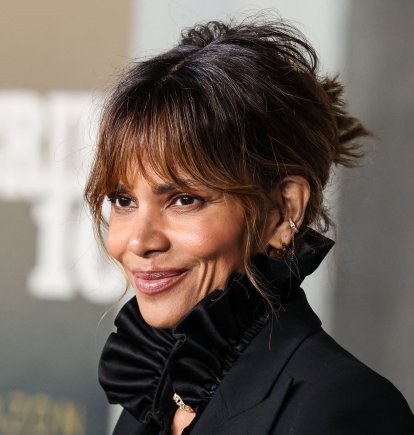 Halle Berry, luciendo un diseño de Gucci y Cartier, en el estreno mundial de «Crime 101»
