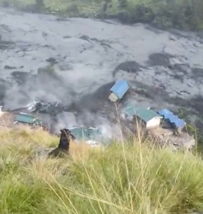 Esta captura de pantalla, tomada de un vídeo de AFPTV grabado el 11 de octubre de 2026, muestra cómo las aguas de la riada destruyen edificios a lo largo del río Budhi Gandaki, tras una riada repentina provocada por un deslizamiento de tierra en terreno seco, en Sallari Chumnubri, en el distrito de Gorkha (Nepal), el 11 de octubre de 2026. Las riadas repentinas se extienden a lo largo del río Budhi Gandaki, en Nepal, destruyendo edificios y arrasando la zona circundante con aguas fangosas.
Más de 1.400 personas fallecieron y más de 5.000 siguen desaparecidas tras la catastrófica inundación que azotó Nepal el 26 de agosto, provocada por un derrumbe de una montaña y un glaciar en la frontera entre China y Nepal.