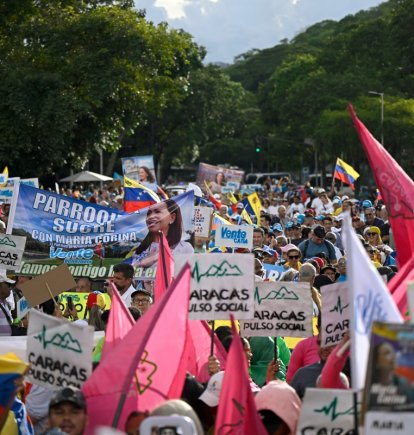 Partidarios de la líder opositora venezolana y ganadora del Premio Nobel de la Paz, María Corina Machado, asisten a un mitin para exigir elecciones en Caracas el 22 de octubre de 2026.