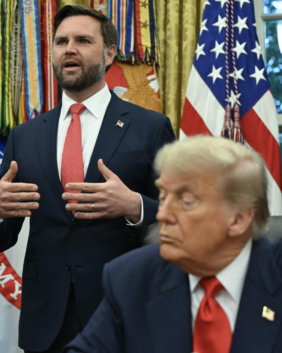 El presidente de Estados Unidos, Donald Trump, escucha mientras el vicepresidente estadounidense JD Vance (izquierda) habla durante una reunión con la ministra de Asuntos Exteriores de la República Democrática del Congo, Thérèse Kayikwamba Wagner, y el ministro de Asuntos Exteriores de Ruanda, Olivier Nduhungirehe (no aparece en la imagen), en el Despacho Oval de la Casa Blanca en Washington D. C., el 27 de junio de 2025. Ruanda y la República Democrática del Congo firmaron el viernes en Washington un acuerdo para poner fin al conflicto en el este de la RDC, que ha causado miles de muertos, aunque aún quedan muchas preguntas sin respuesta sobre lo que esto significará. Trump ha alabado la diplomacia que condujo al acuerdo y se ha quejado públicamente de no haber recibido el Premio Nobel de la Paz. Pero el acuerdo también ha sido objeto de escrutinio por su vaguedad, incluso en lo que respecta al componente económico, ya que la administración Trump está ansiosa por competir con China y 