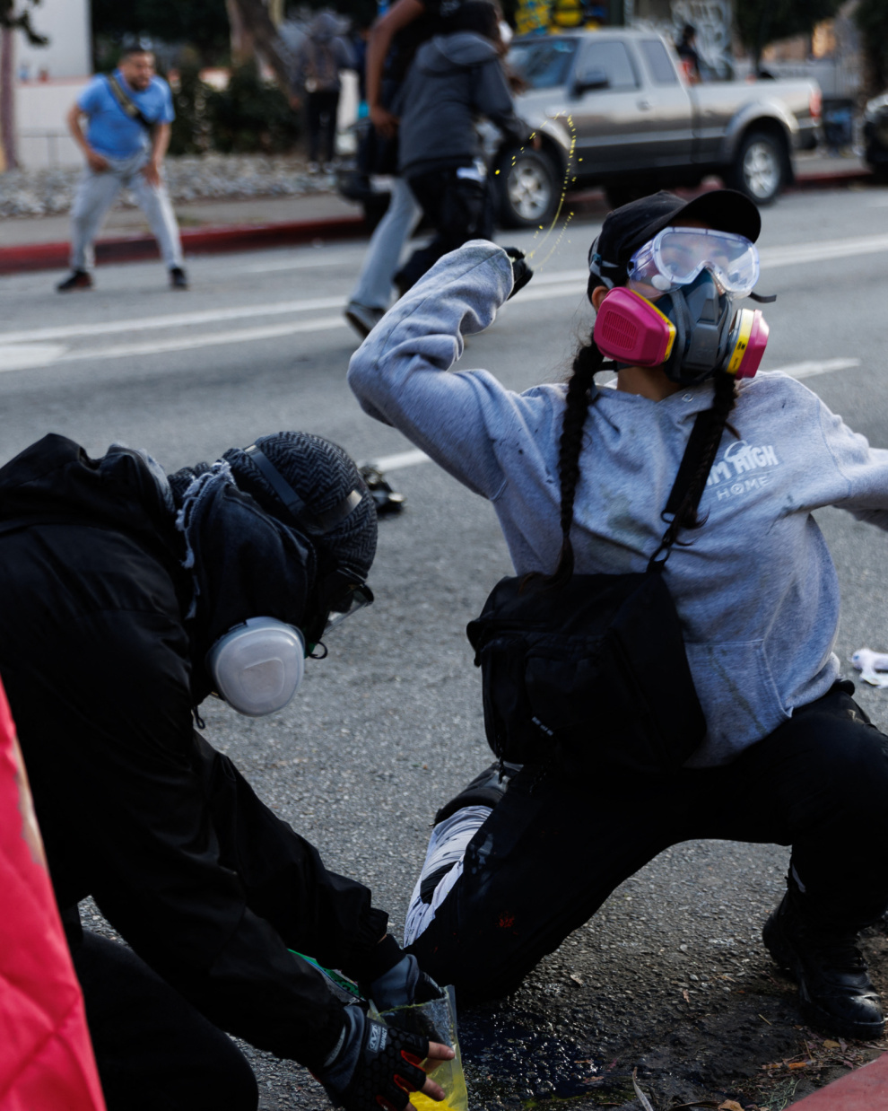 Esta foto tomada el 8 de junio de 2025 muestra a manifestantes lanzando tinta a los agentes de la Patrulla de Carreteras de California durante una manifestación tras las operaciones federales de inmigración en Los Ángeles.