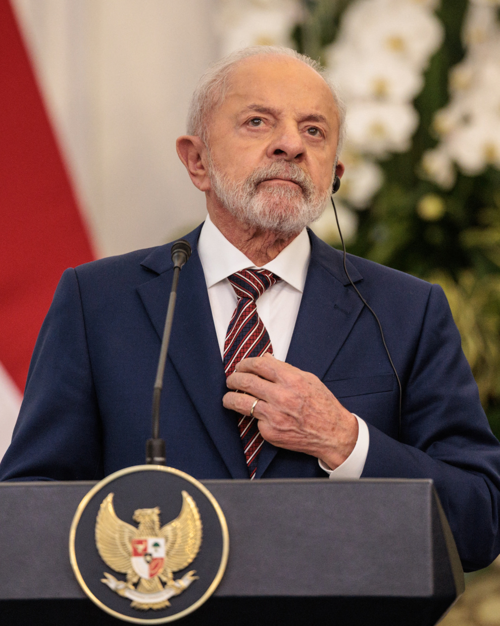 El presidente de Brasil, Luiz Inácio Lula da Silva, asiste a una rueda de prensa con el presidente de Indonesia, Prabowo Subianto, tras su reunión bilateral en el palacio presidencial de Yakarta el 23 de octubre de 2025.