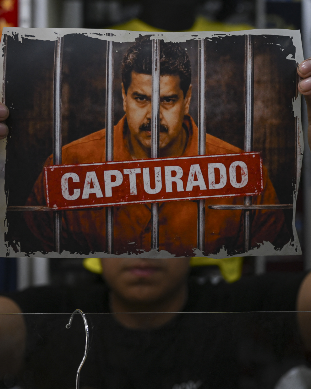 Hombre sostiene una imagen de Nicolás Maduro en Lima, Perú/ Ernesto Benavides