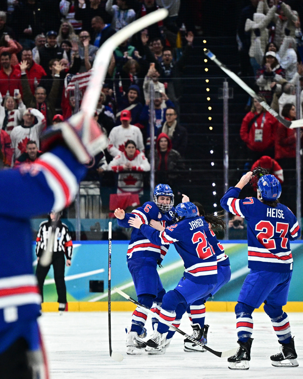 Las jugadoras estadounidenses celebran tras ganar la medalla de oro en el partido de hockey sobre hielo femenino entre Estados Unidos y Canadá en el Milano Santagiulia Ice Hockey Arena durante los Juegos Olímpicos de Invierno de Milán Cortina 2026, celebrados en Milán el 19 de febrero de 2026.