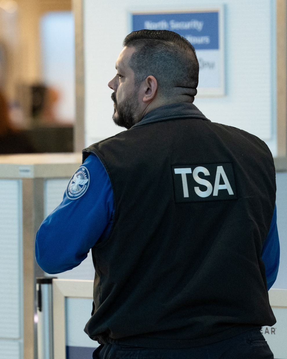 Un agente de la Administración de Seguridad del Transporte (TSA) trabaja en un puesto de control de seguridad