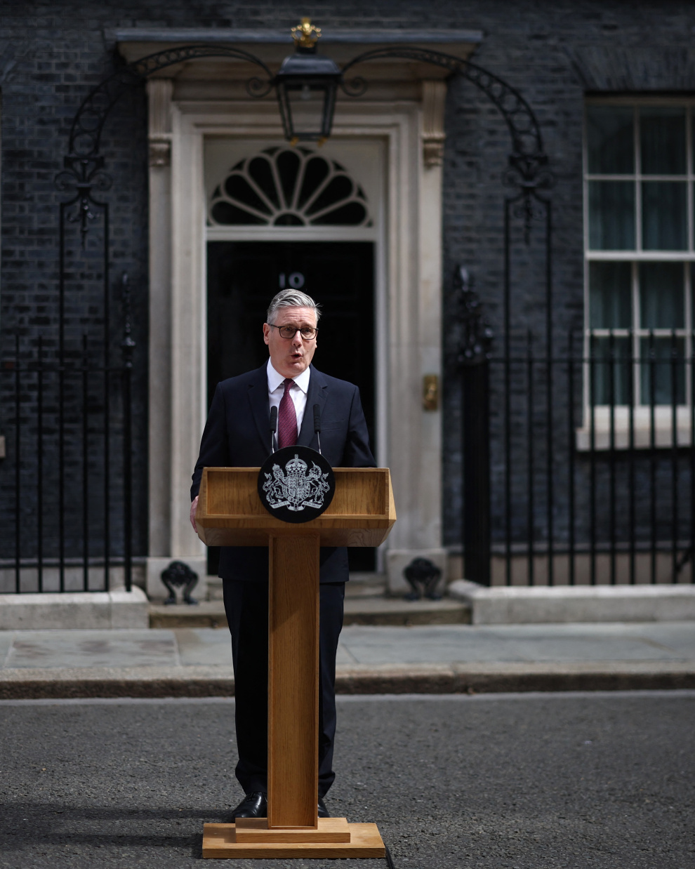 El primer ministro británico, Keir Starmer, hace una declaración sobre su futuro frente al número 10 de Downing Street la mañana del 22 de junio de 2026, en Londres. Según informan los medios de comunicación británicos, el primer ministro Keir Starmer, que se encuentra en una situación delicada, dará a conocer sus planes para dimitir este lunes, el mismo día en que se espera que su probable sucesor preste juramento como diputado.