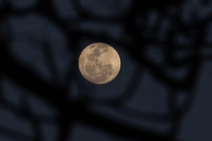Imagen de la Luna de Esturión, nombre que recibe la luna llena de agosto en Río de Janeiro, Brasil.