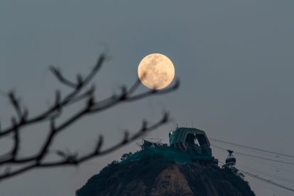 La primera superluna azul de este año, visible desde Río de Janeiro (Brasil), coincide con la 'Luna de Esturión'.