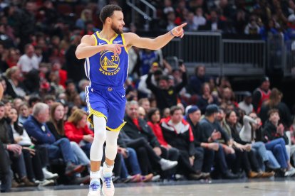 Stephen Curry facing the Chicago Bulls