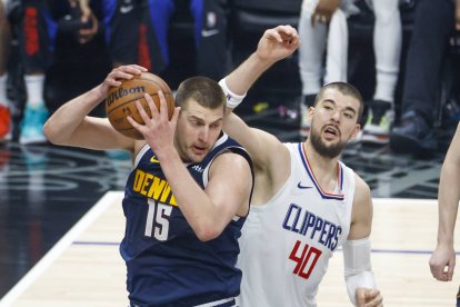 Nikola Jokic facing Los Angeles Clippers