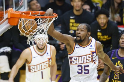 Kevin Durant against the Los Angeles Lakers