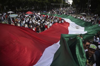 Massive protests in Mexico against AMLO's judicial reform.