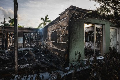 Debido a los efectos de Helene, una casa en la ciudad de Treasure Island se incendió y se quemó.