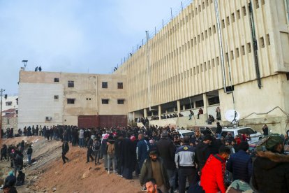 Ciudadanos se aproximan a Saydnaya para buscar supervivientes