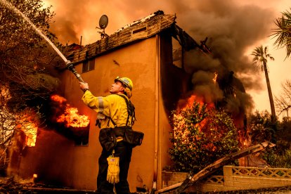 Bombero combate incendio en edificio de apartamentos en Altadena, Los Ángeles, el 8 de enero